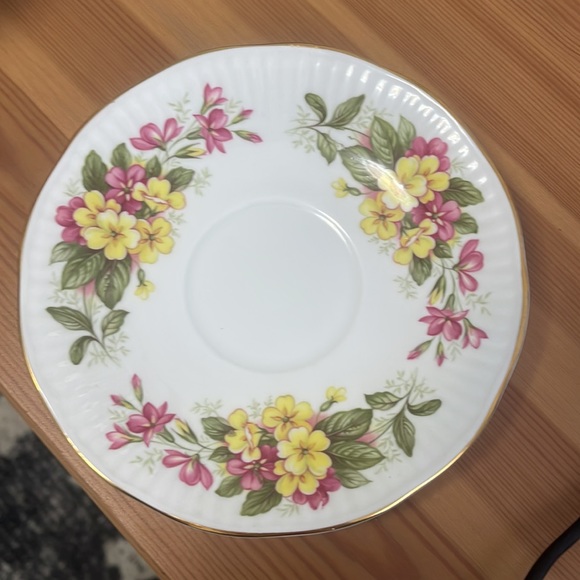 Vintage Queen's Tea and Saucer Set - Picture 4 of 8